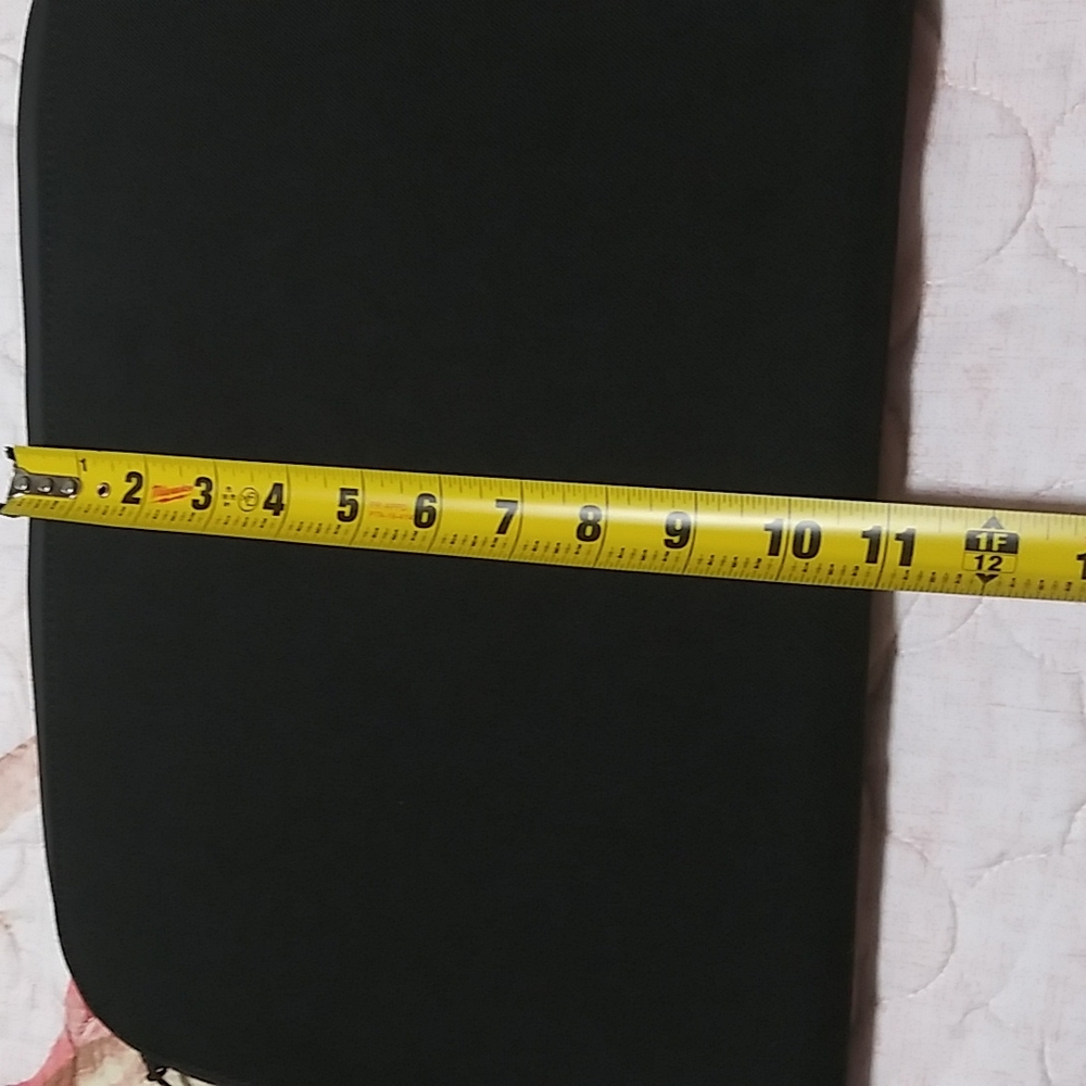Incase laptop black case. - Picture 9 of 11
